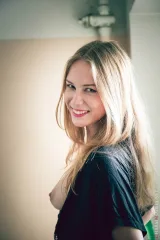 Amanda Erotic Glimpses on the Stairs Preview picture 6