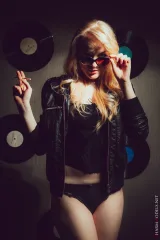 Smoking Hot Leila in Leather Preview picture 6