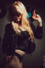 Smoking Hot Leila in Leather Preview picture 6