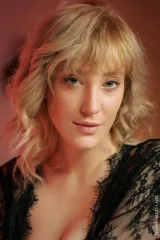 Pink Light Frames Limona’s Curves Preview picture 2